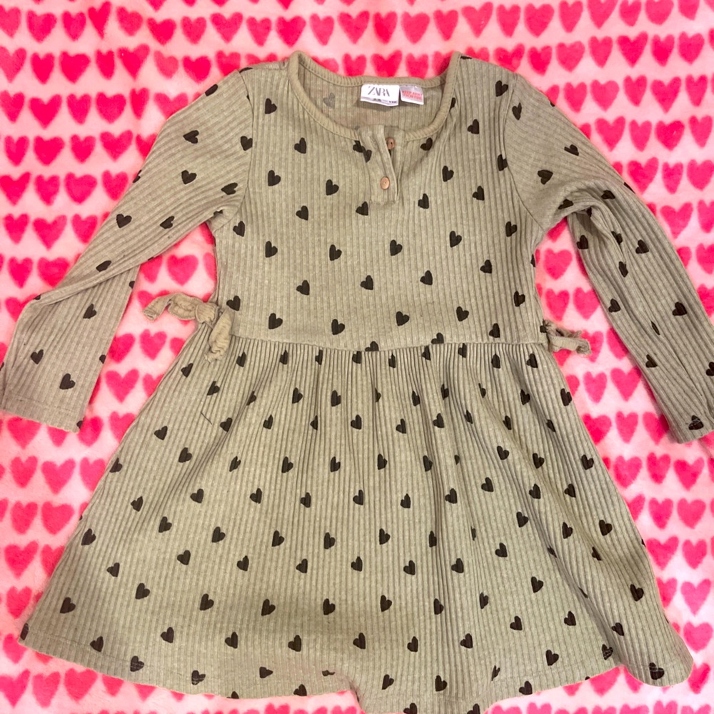 Zara Kids long sleeve dress size 4-5 light green with dark green heart pattern
